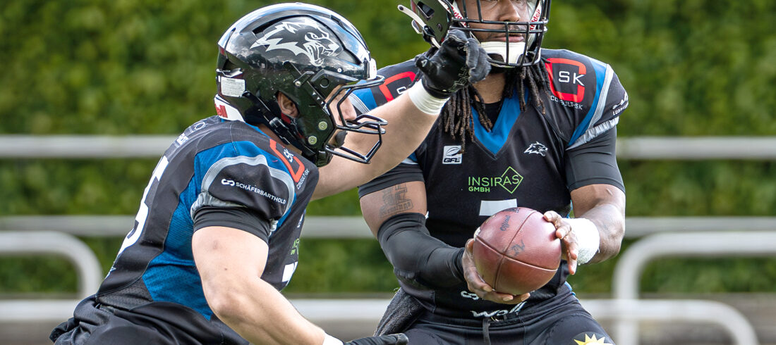 Mindens Quarterback Darrius Sample übergibt den Ball an Runningback René Lange. Beide wollten die Offense in Schwung bringen.
