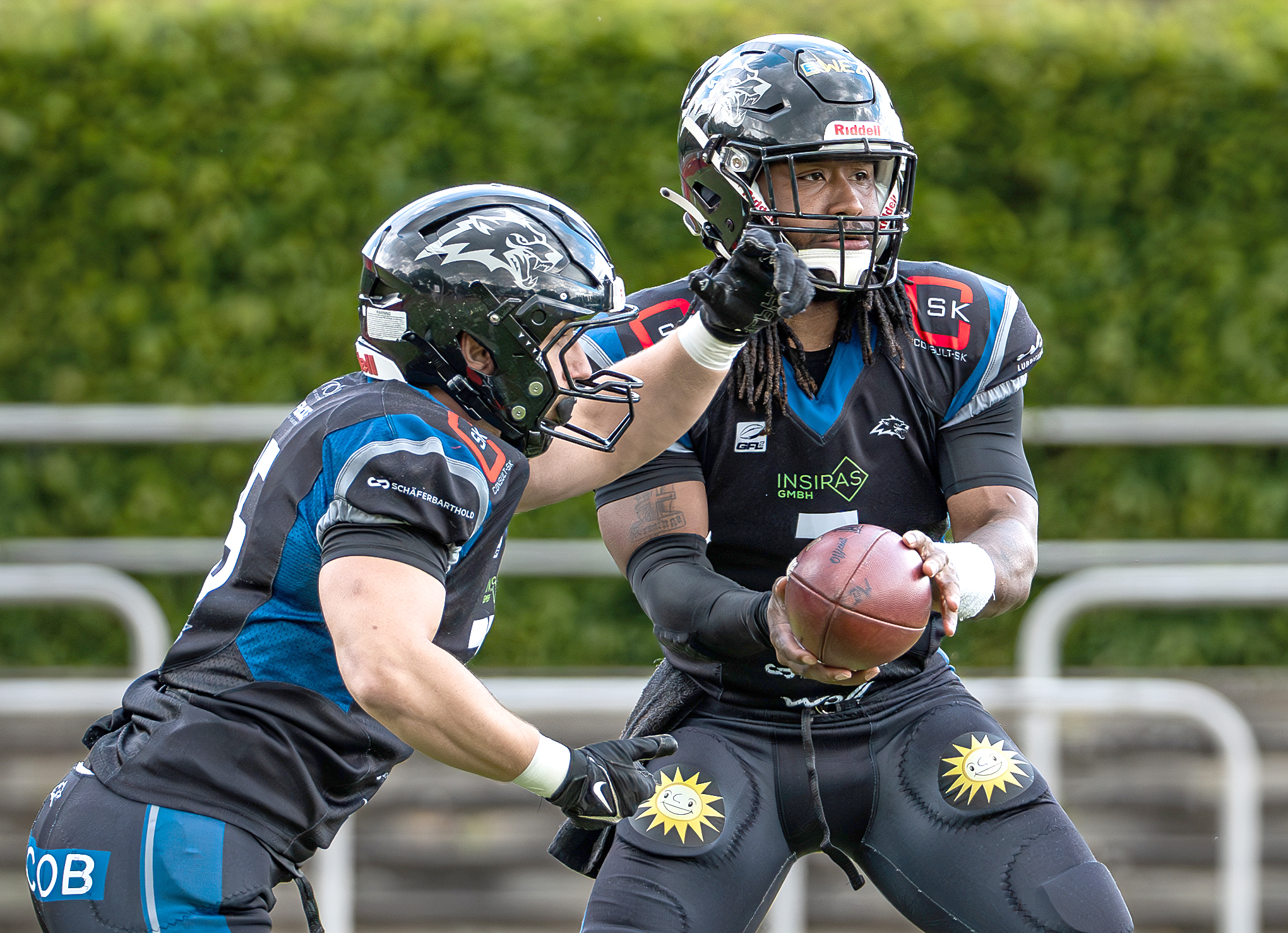 Mindens Quarterback Darrius Sample übergibt den Ball an Runningback René Lange. Beide wollten die Offense in Schwung bringen.