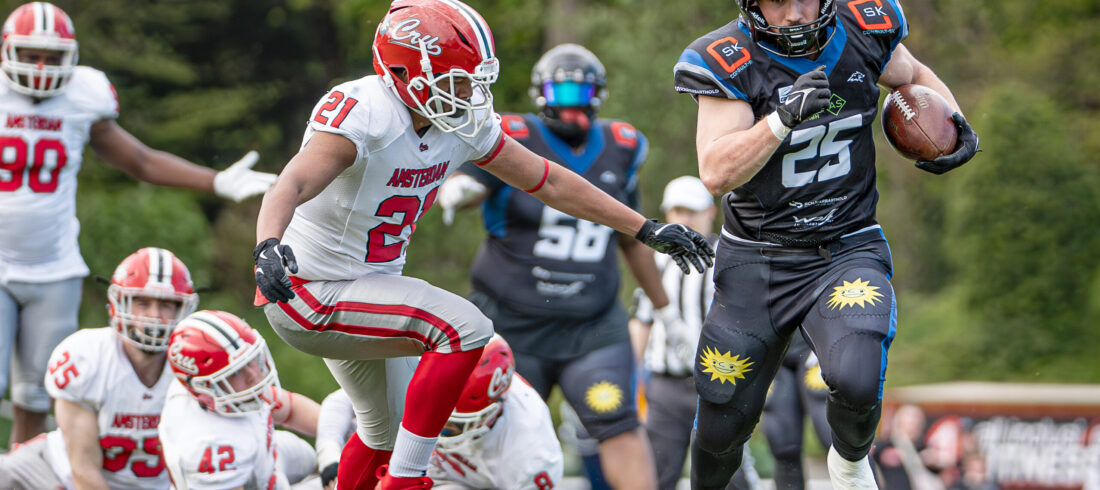 Da haben gleich vier gegnerische Spieler das Nachsehen. Runningback René Lange lässt sich auf seinem Weg nach vorn nicht aufhalten. Foto: Hendric-Noah Pieper