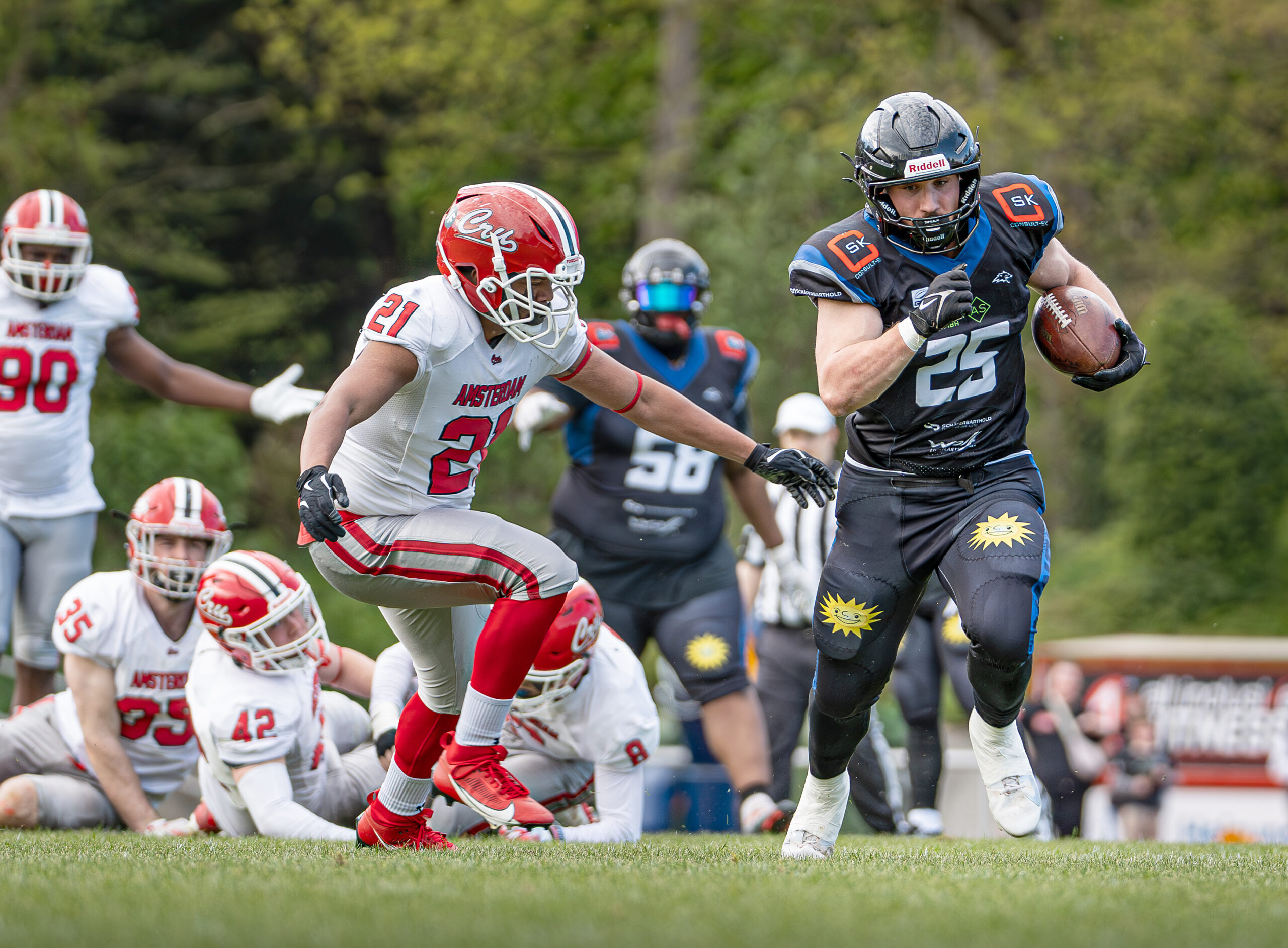 Da haben gleich vier gegnerische Spieler das Nachsehen. Runningback René Lange lässt sich auf seinem Weg nach vorn nicht aufhalten. Foto: Hendric-Noah Pieper