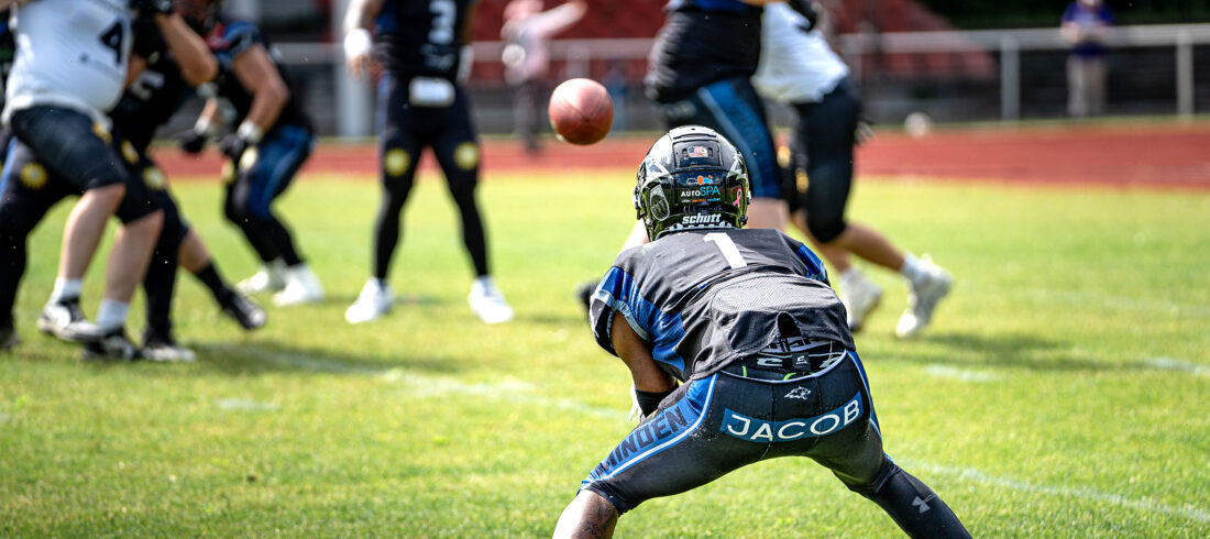 Willie Fedd jr. steht frei. Der Pass kommt zu ihm. Am Ende wissen die Minden Wolves aus guten Szenen aber kein Kapital zu schlagen. Foto: Hendric-Noah Pieper