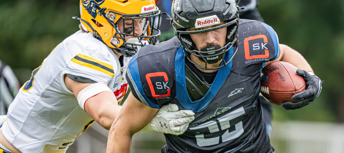 Eine starke Leistung zeigte René Lange. Der Quarterback setzte sich immer wieder mit vollem Einsatz gegen seine Gegenspieler durch. Foto: Hendric-Noah Pieper