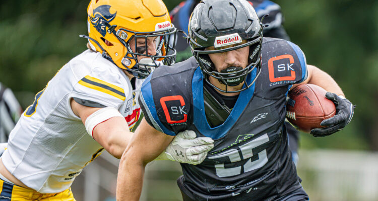 Eine starke Leistung zeigte René Lange. Der Quarterback setzte sich immer wieder mit vollem Einsatz gegen seine Gegenspieler durch. Foto: Hendric-Noah Pieper