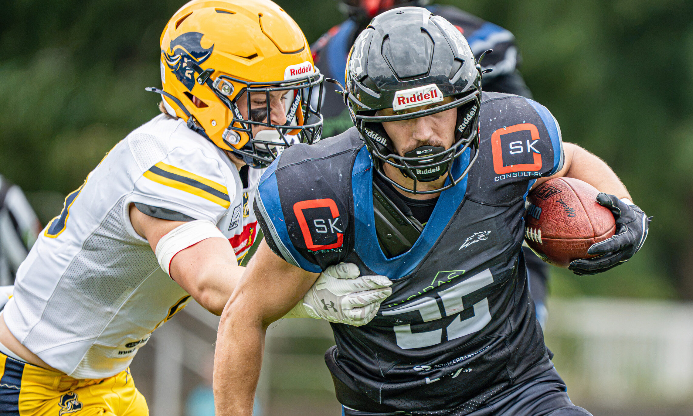 Eine starke Leistung zeigte René Lange. Der Quarterback setzte sich immer wieder mit vollem Einsatz gegen seine Gegenspieler durch. Foto: Hendric-Noah Pieper
